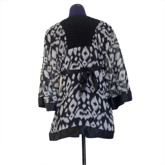 2B Bebe Black White Patterned Crochet Top - Picture 3 of 14